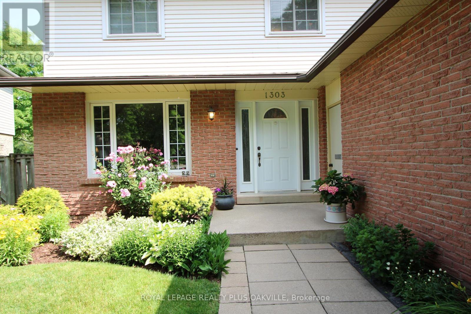 1303 Henley Place, Oakville, Ontario  L6H 2W1 - Photo 5 - W12681176