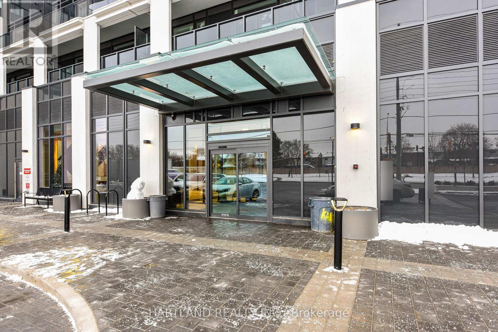 1401 - 204 Burnhamthorpe Road E, Mississauga, Ontario  L5A 0B3 - Photo 2 - W12681214