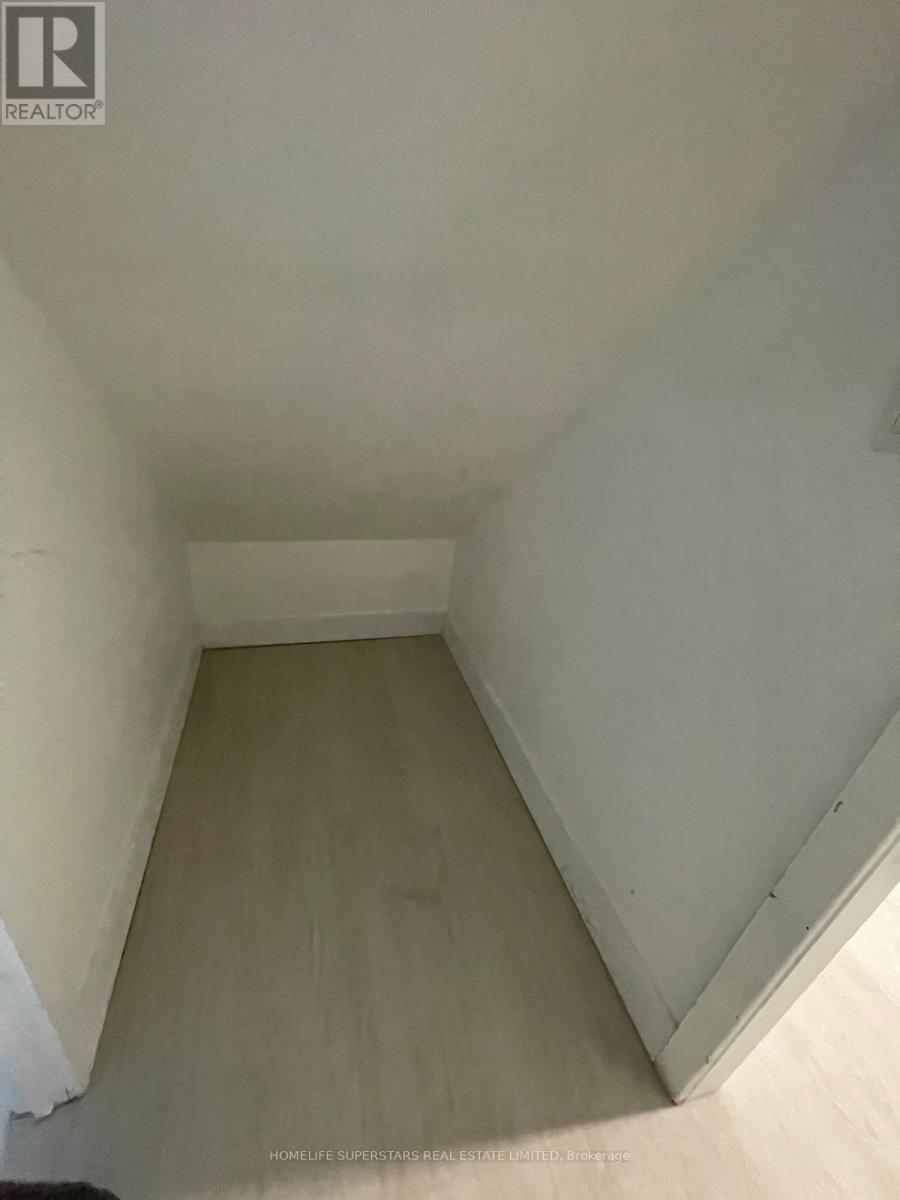 3130 Merritt Avenue, Mississauga, Ontario  L4T 1P3 - Photo 10 - W12681258