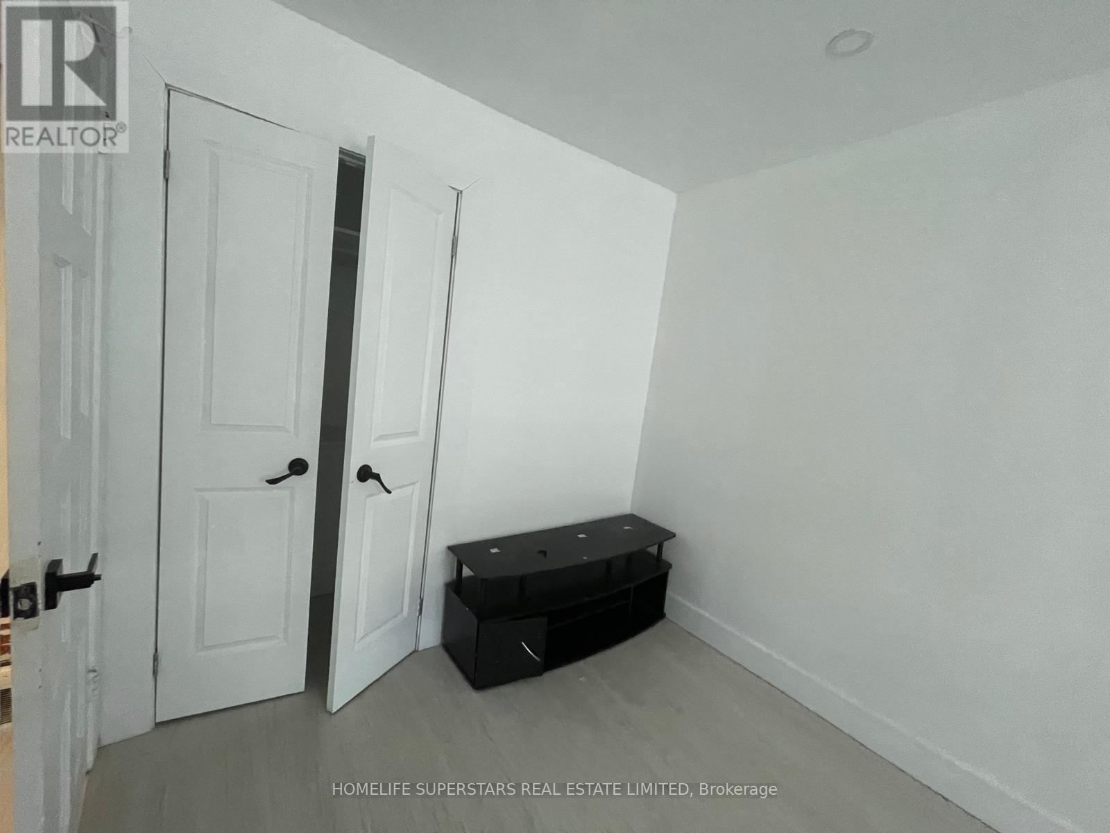 3130 Merritt Avenue, Mississauga, Ontario  L4T 1P3 - Photo 5 - W12681258