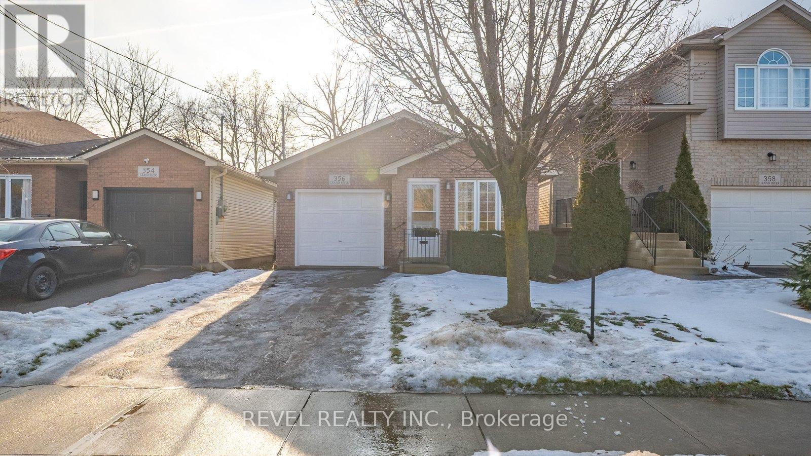 356 Grand River Avenue, Brantford, Ontario  N3T 4Y8 - Photo 2 - X12681078