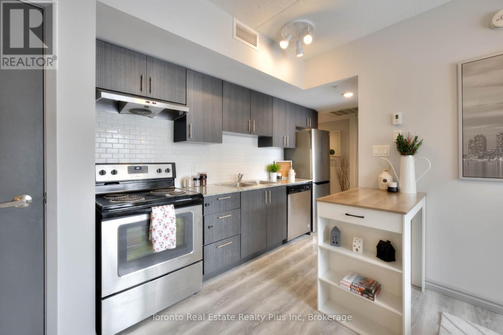 G216 - 275 Larch Street, Waterloo, Ontario  N2L 3R2 - Photo 5 - X12681248