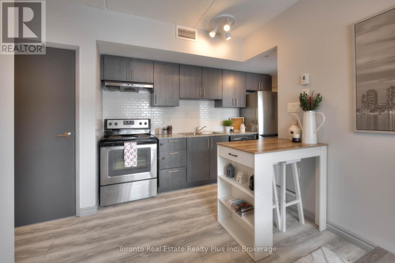 G216 - 275 Larch Street, Waterloo, Ontario  N2L 3R2 - Photo 7 - X12681248