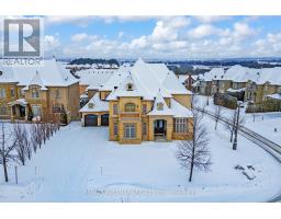 123 CARISBROOKE CIRCLE, Aurora, Ontario