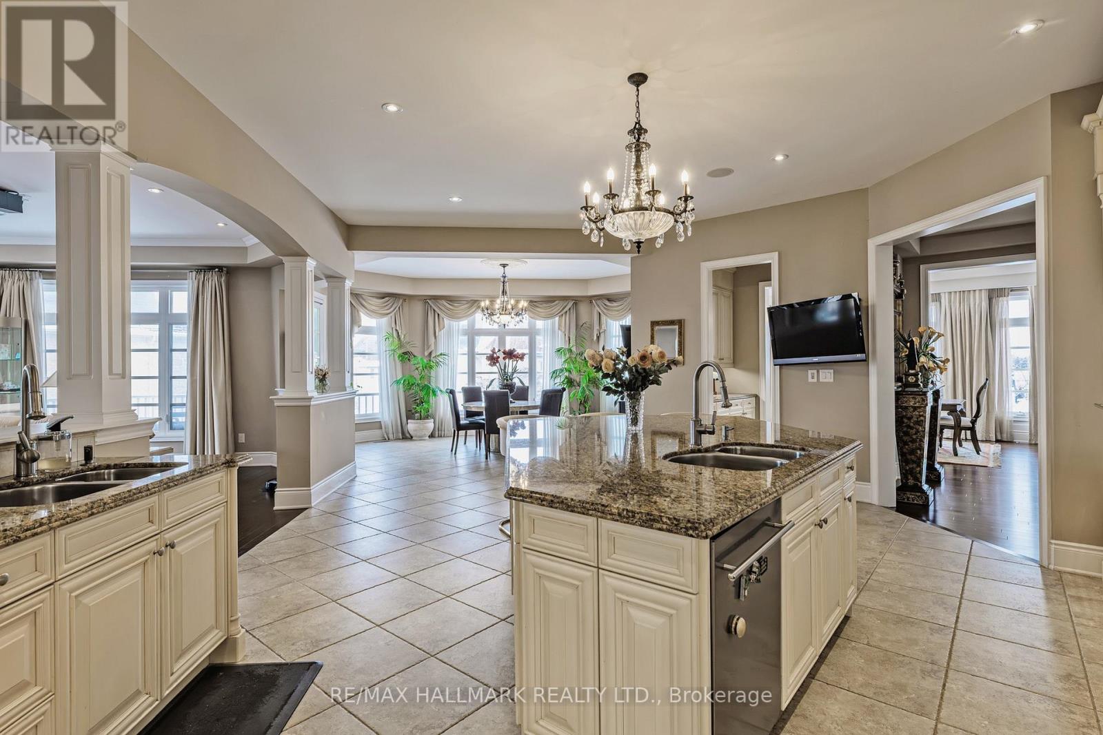 123 Carisbrooke Circle, Aurora, Ontario  L4G 0K4 - Photo 17 - N12674374