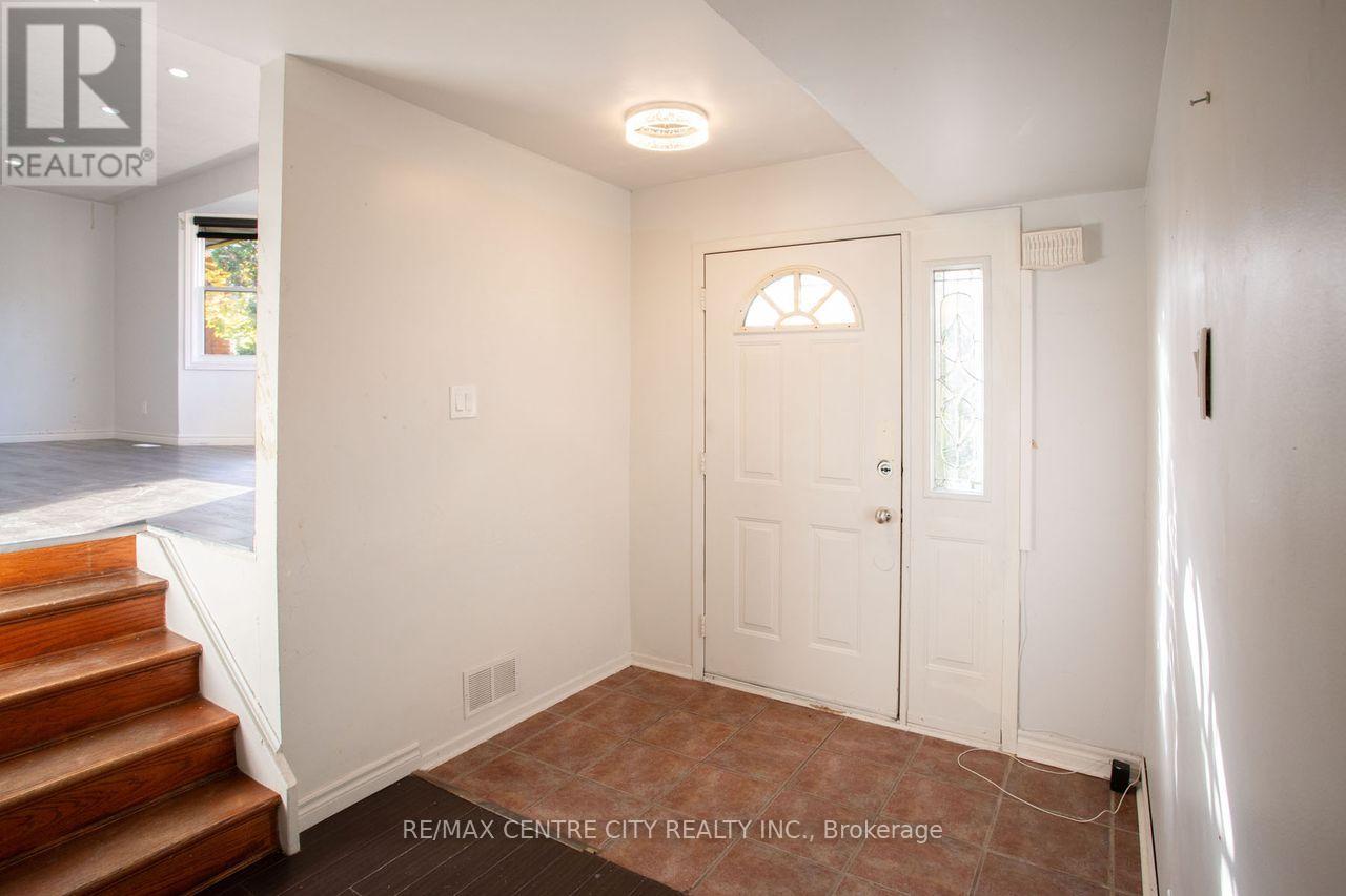 Photo 11 of 44 for 470 Three Valleys Crescent