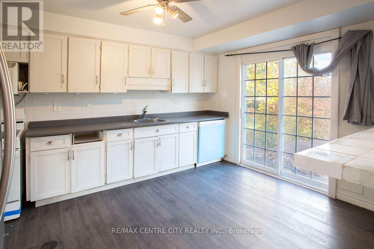 Photo 15 of 44 for 470 Three Valleys Crescent