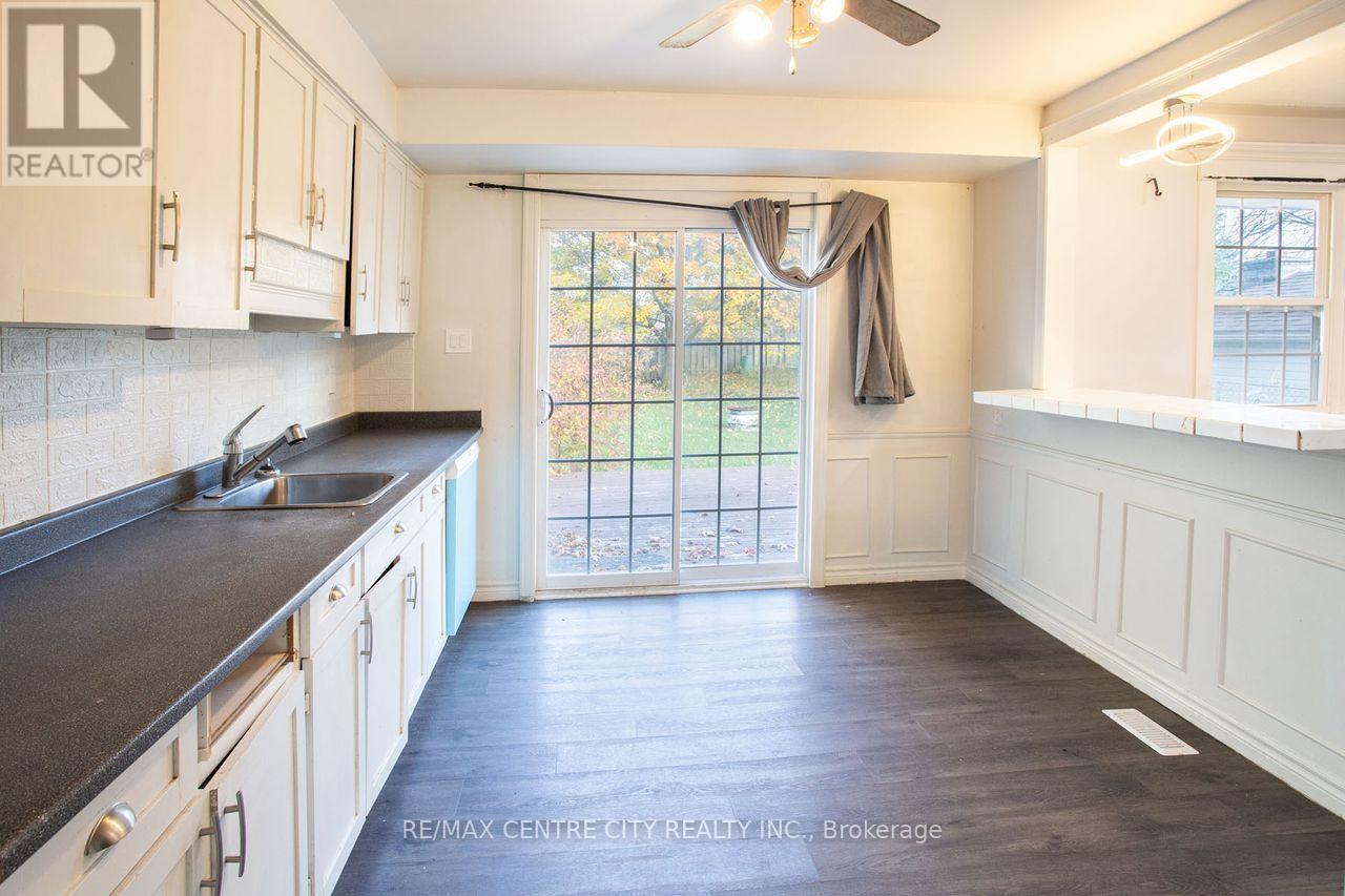 Photo 16 of 44 for 470 Three Valleys Crescent