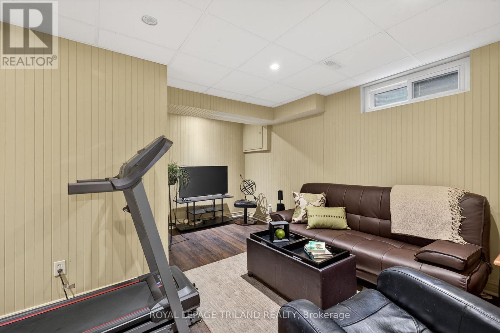 Photo 27 of 43 for 676 Wonderland Road S