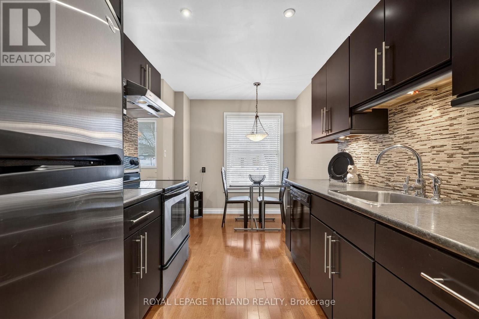 Photo 7 of 43 for 676 Wonderland Road S