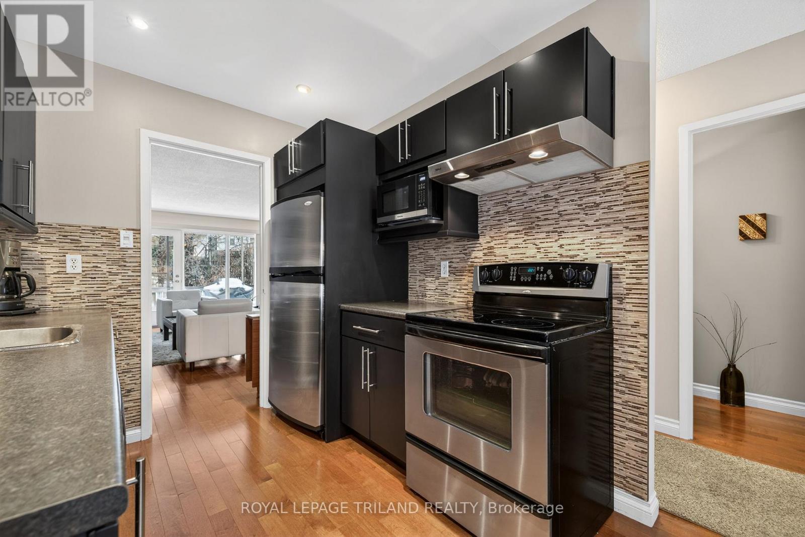 Photo 9 of 43 for 676 Wonderland Road S