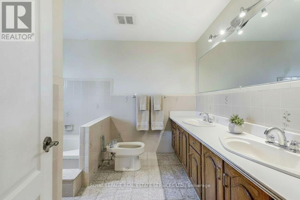 4261 Bridlepath Trail, Mississauga, Ontario  L5L 3K3 - Photo 23 - W12676808