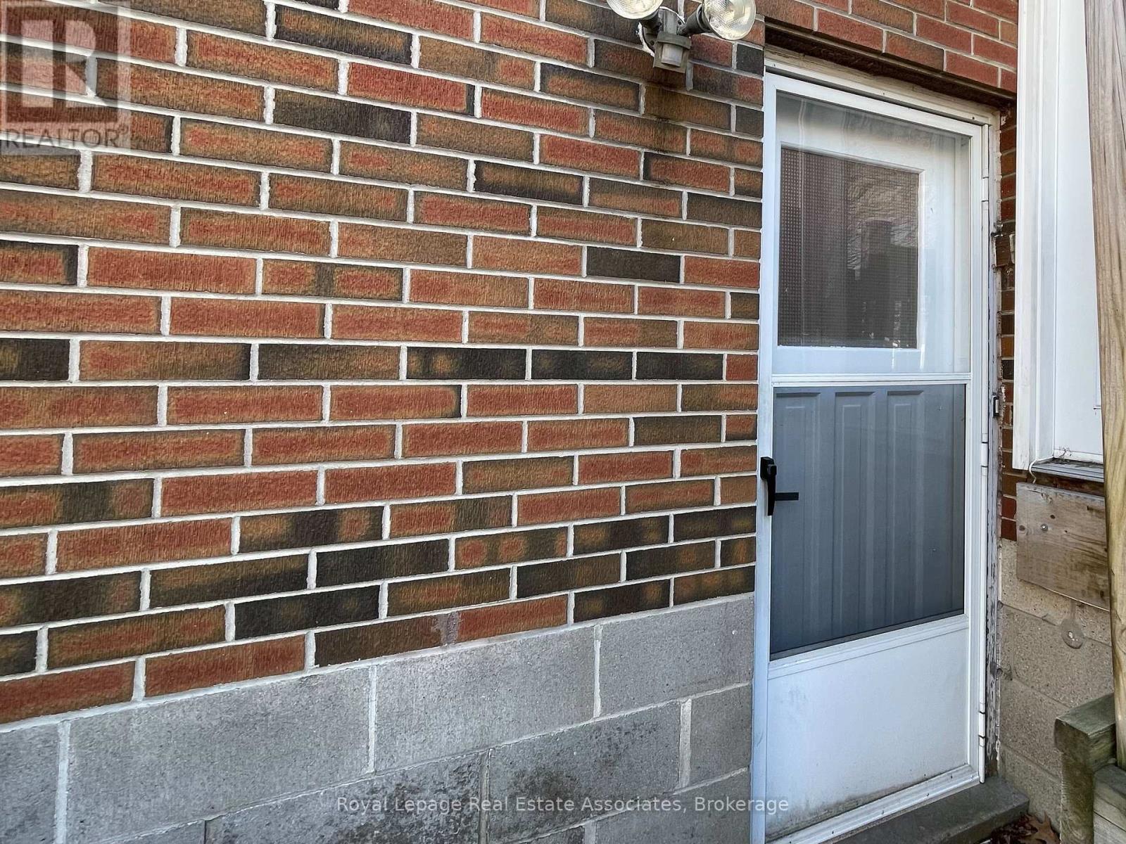 2081b Snow Crescent, Mississauga, Ontario  L4Y 1T4 - Photo 18 - W12681336