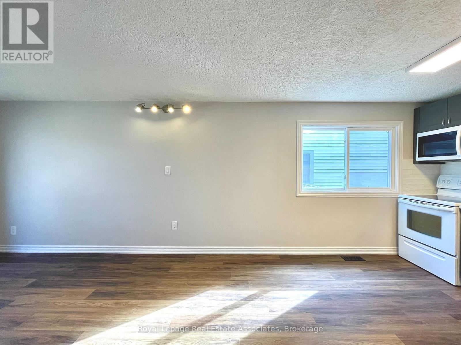 2081b Snow Crescent, Mississauga, Ontario  L4Y 1T4 - Photo 5 - W12681336