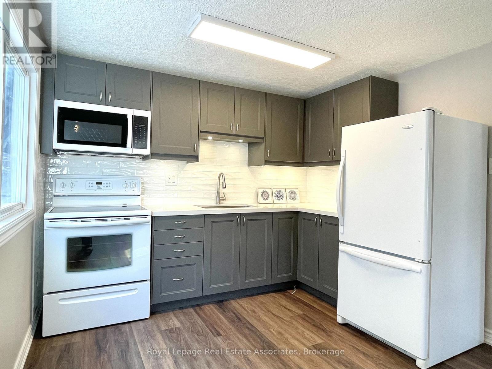 2081b Snow Crescent, Mississauga, Ontario  L4Y 1T4 - Photo 7 - W12681336