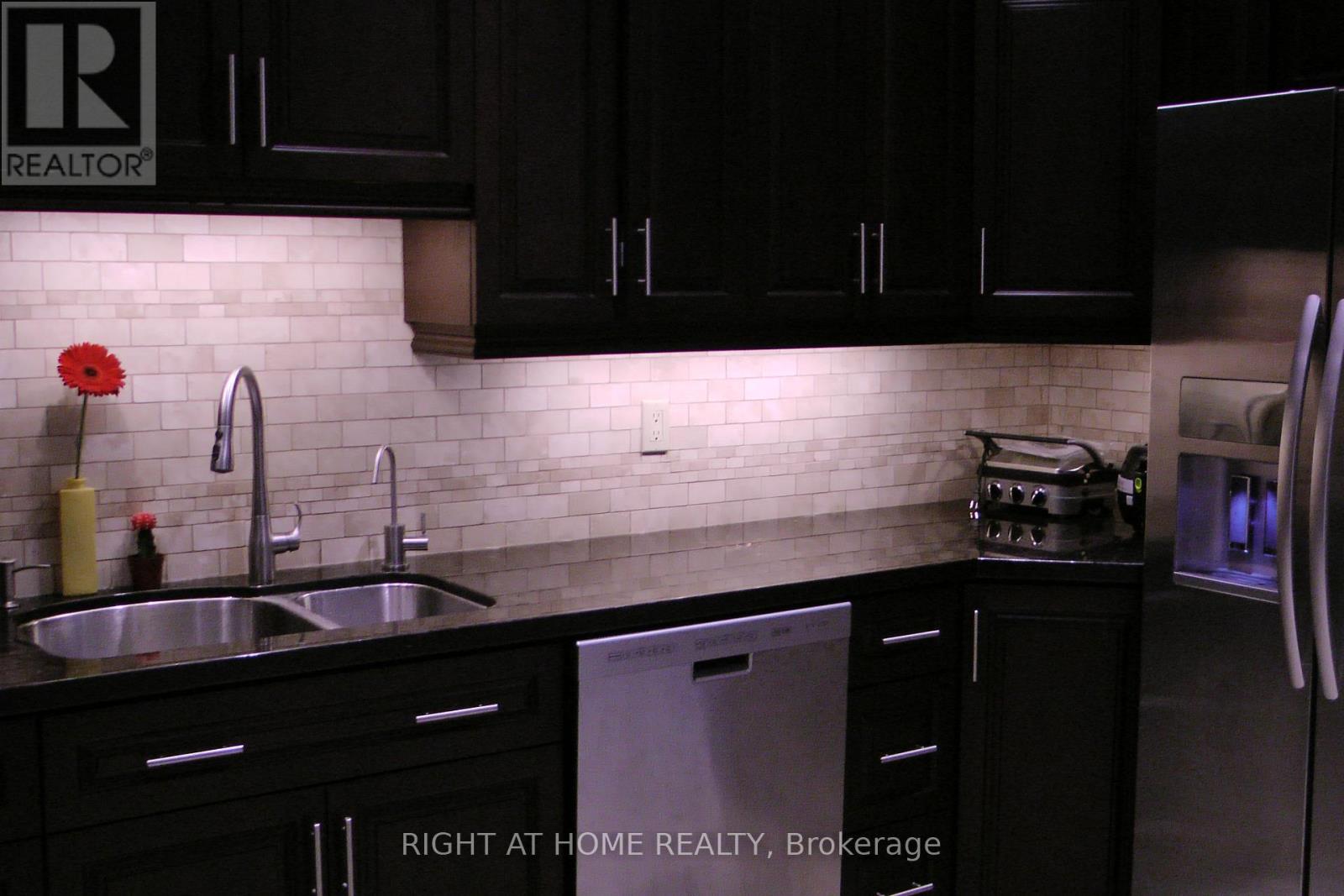 32 Heathcliffe Square, Brampton, Ontario  L6S 5P7 - Photo 23 - W12678360