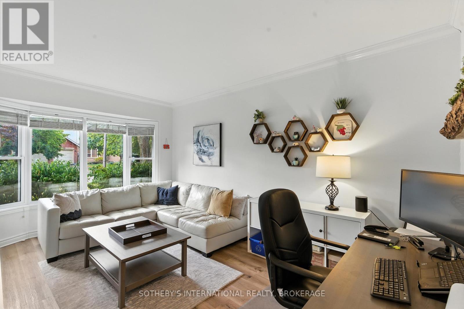 32 Sterling Street, St. Catharines, Ontario  L2S 3T2 - Photo 3 - X12681402