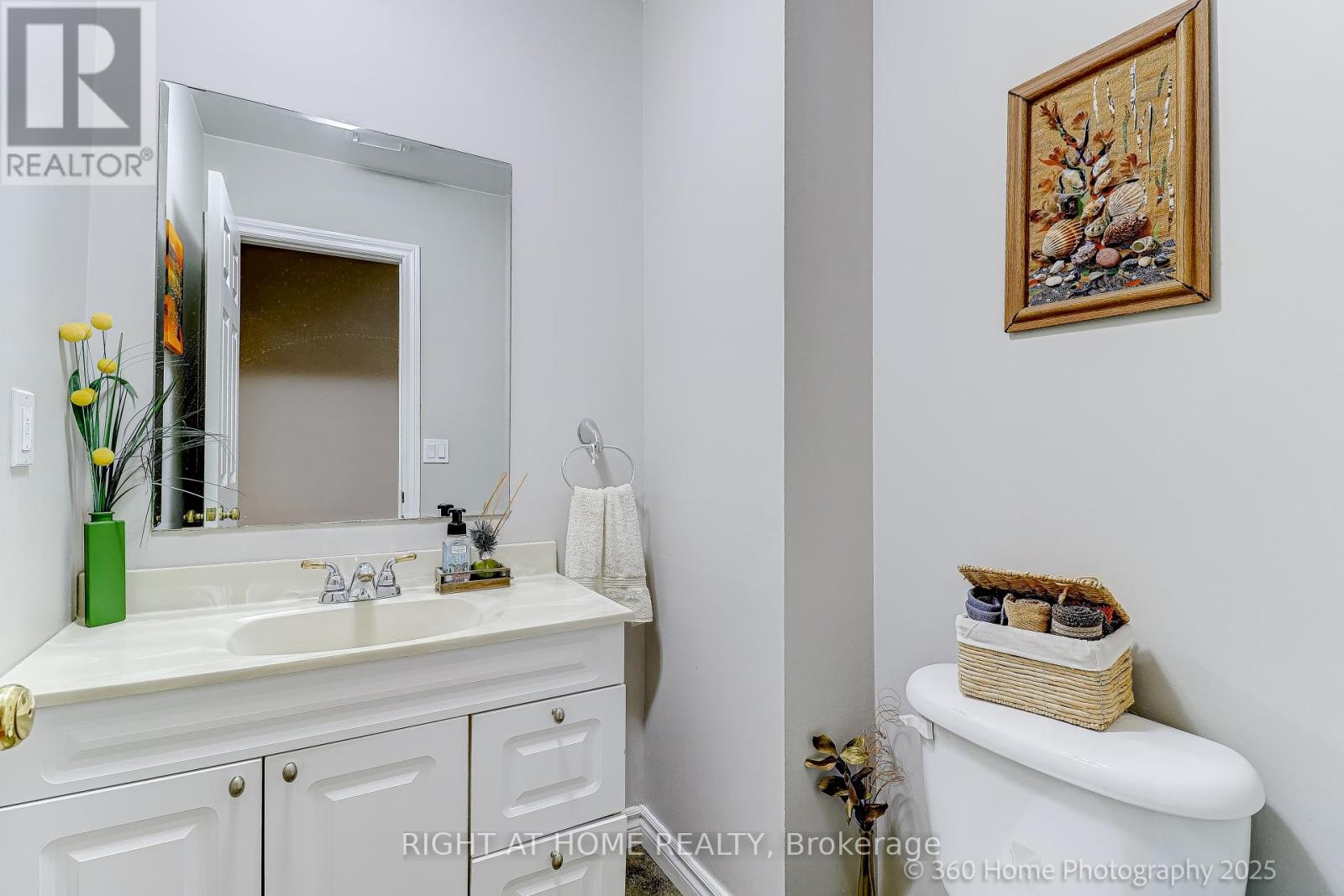 32 Heathcliffe Square, Brampton, Ontario  L6S 5P7 - Photo 12 - W12678360