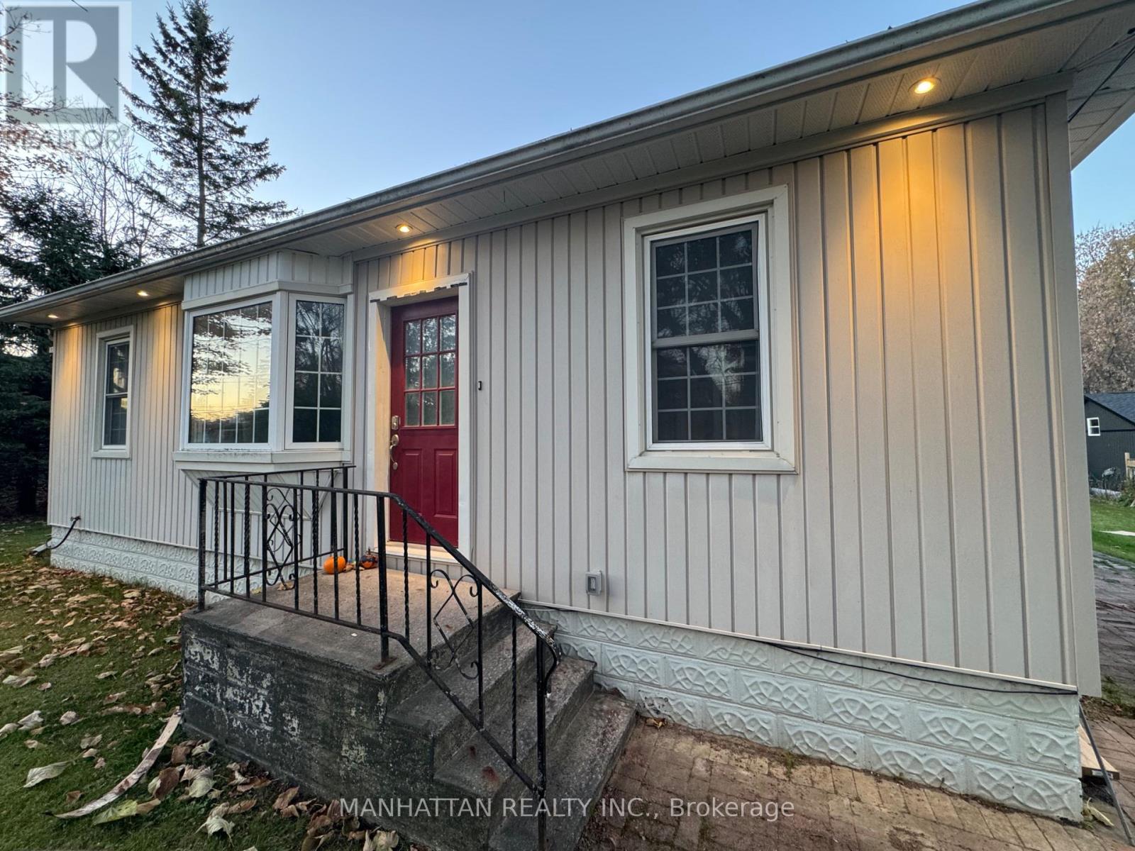 10 Victor Drive, Whitchurch-Stouffville, Ontario  L4A 3G5 - Photo 2 - N12681452