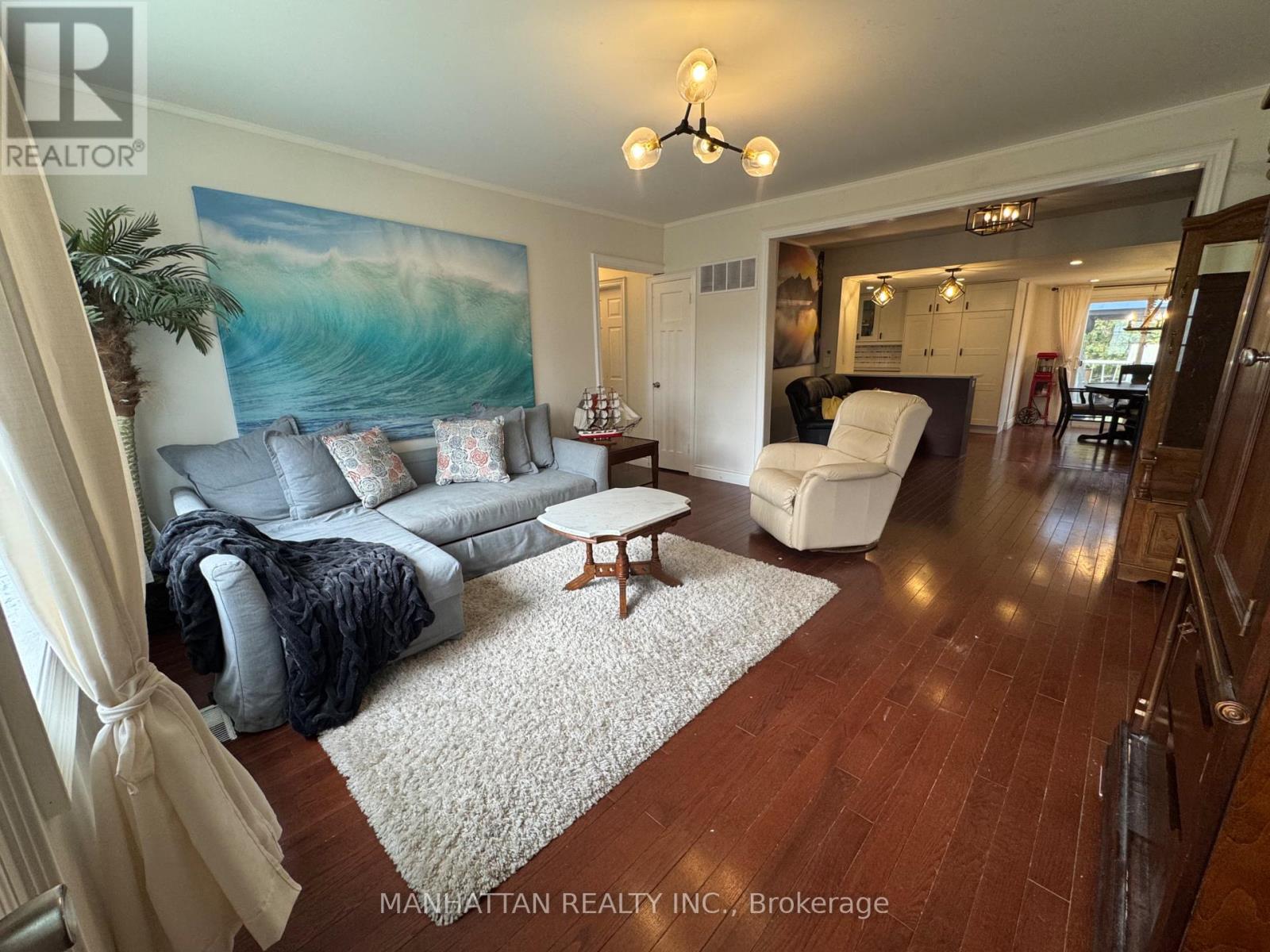 10 Victor Drive, Whitchurch-Stouffville, Ontario  L4A 3G5 - Photo 3 - N12681452