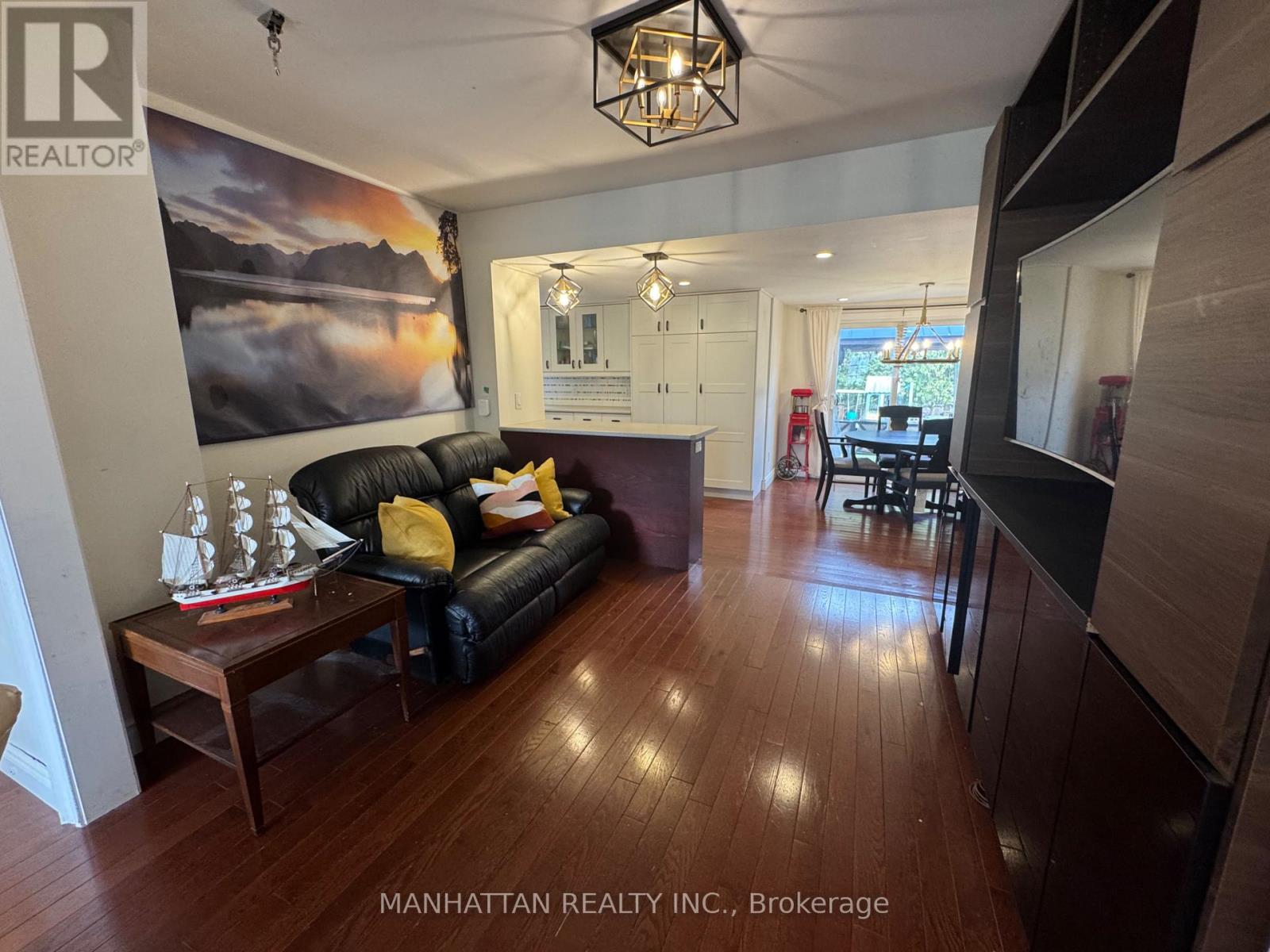 10 Victor Drive, Whitchurch-Stouffville, Ontario  L4A 3G5 - Photo 4 - N12681452