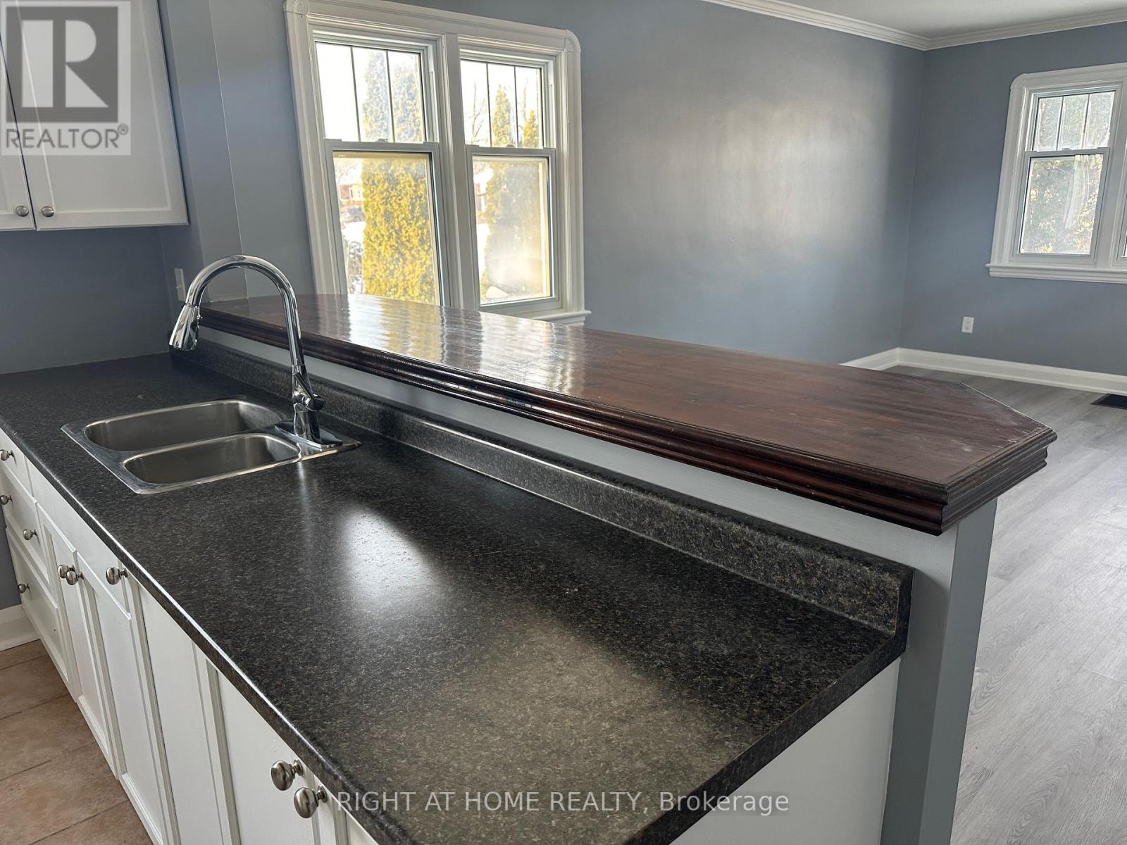 563 Mccannan Avenue, Peterborough, Ontario  K9J 4J7 - Photo 13 - X12681616