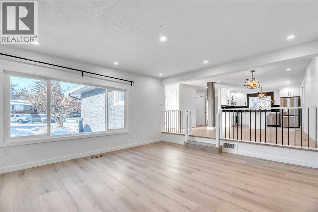 128 Cantrell Place Sw, Calgary, Alberta  T2W 1X2 - Photo 5 - A2277852