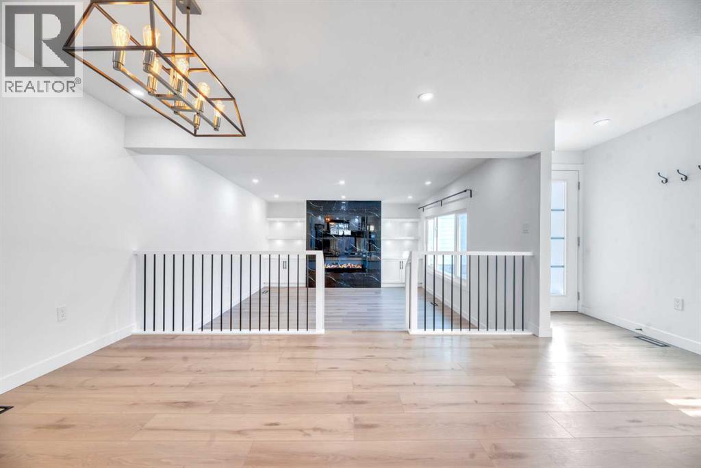 128 Cantrell Place Sw, Calgary, Alberta  T2W 1X2 - Photo 3 - A2277852