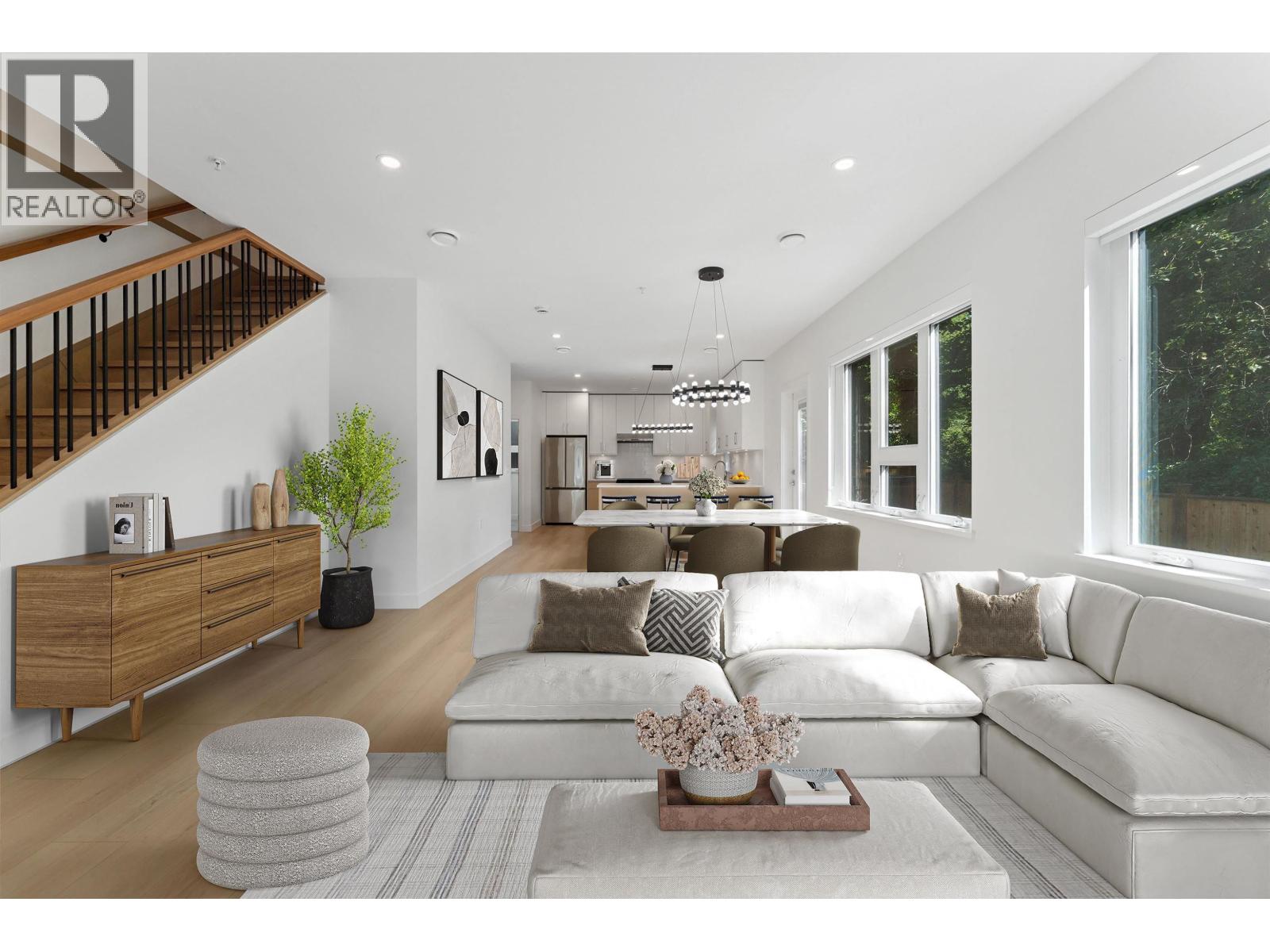 842 St. Denis Avenue, North Vancouver, British Columbia  V7J 2G4 - Photo 3 - R3077815