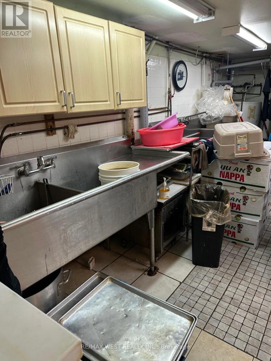 647 Bloor Street W, Toronto, Ontario M6G 1L1 - Photo 12 - C12681652