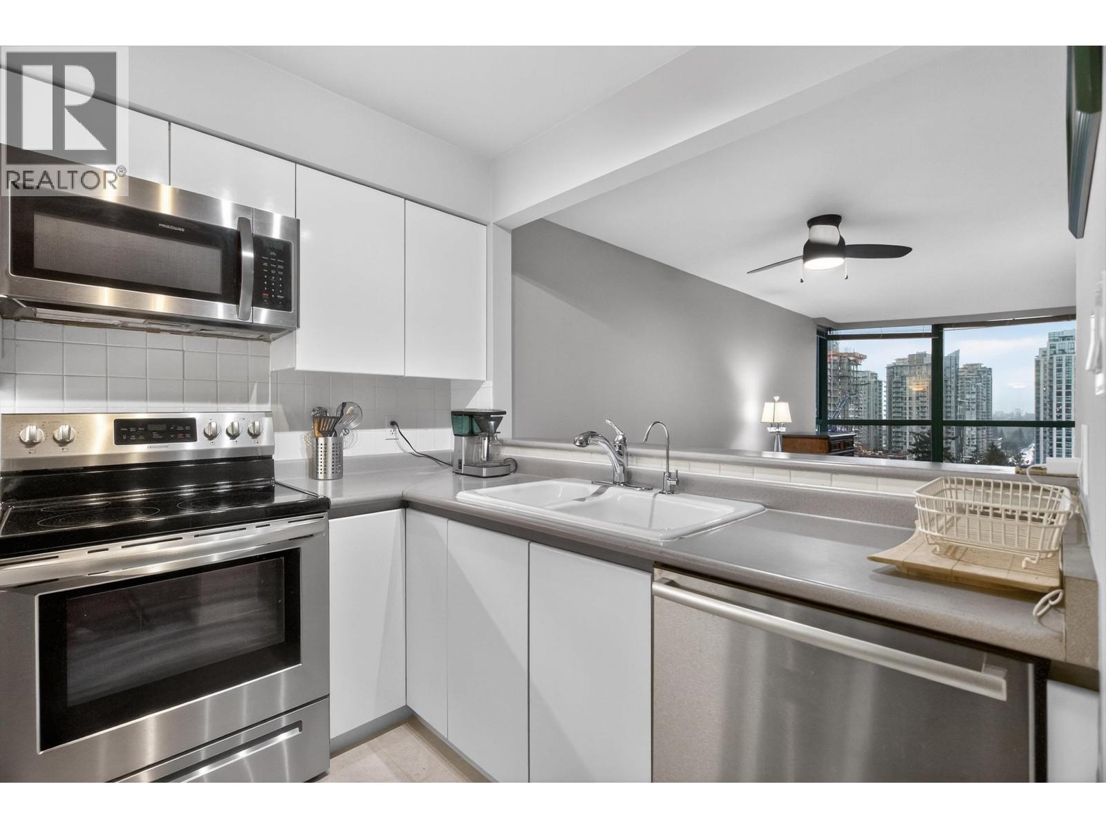 1602 3071 Glen Drive, Coquitlam, British Columbia  V3B 7R1 - Photo 4 - R3077719