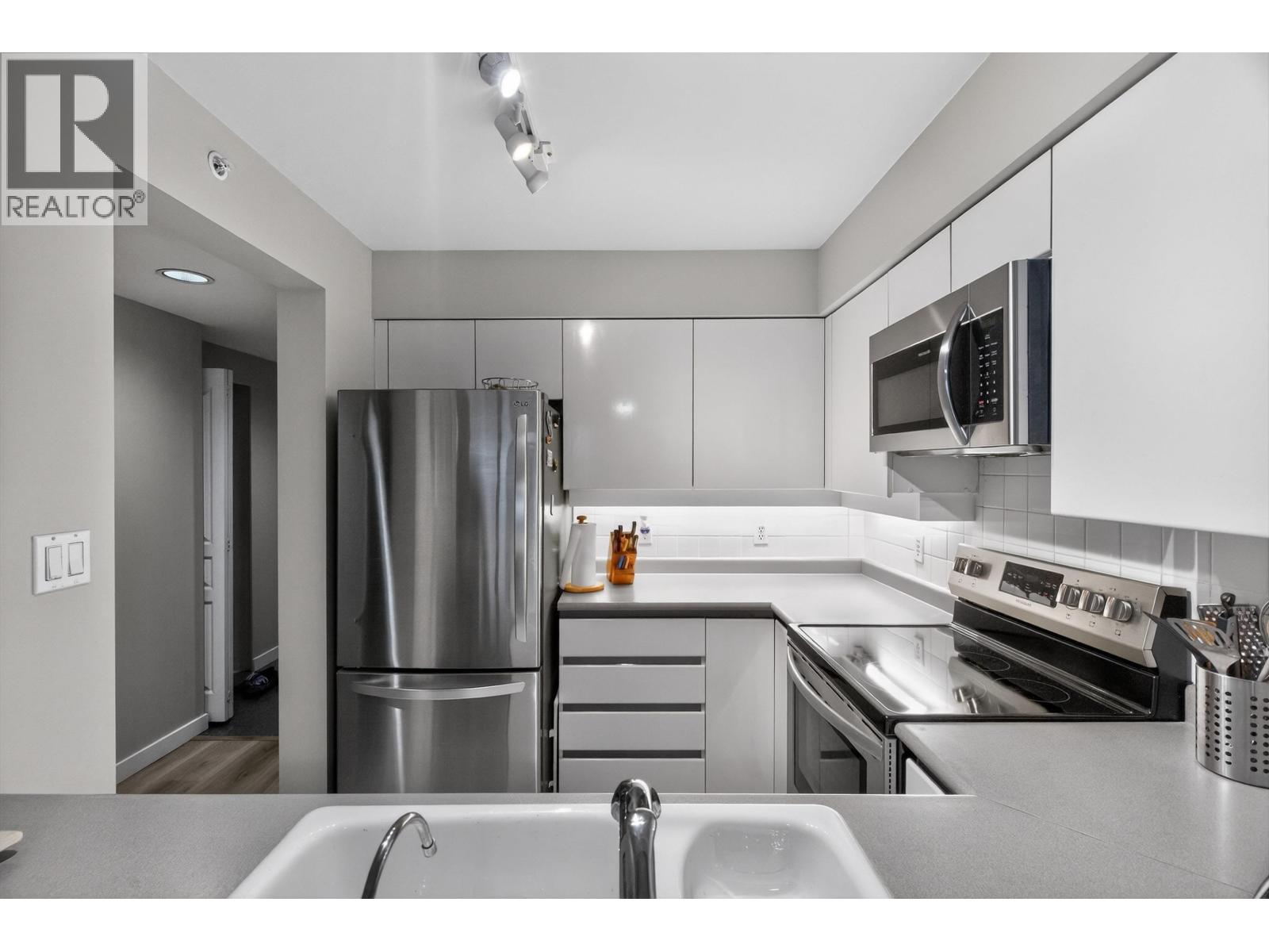 1602 3071 Glen Drive, Coquitlam, British Columbia  V3B 7R1 - Photo 3 - R3077719