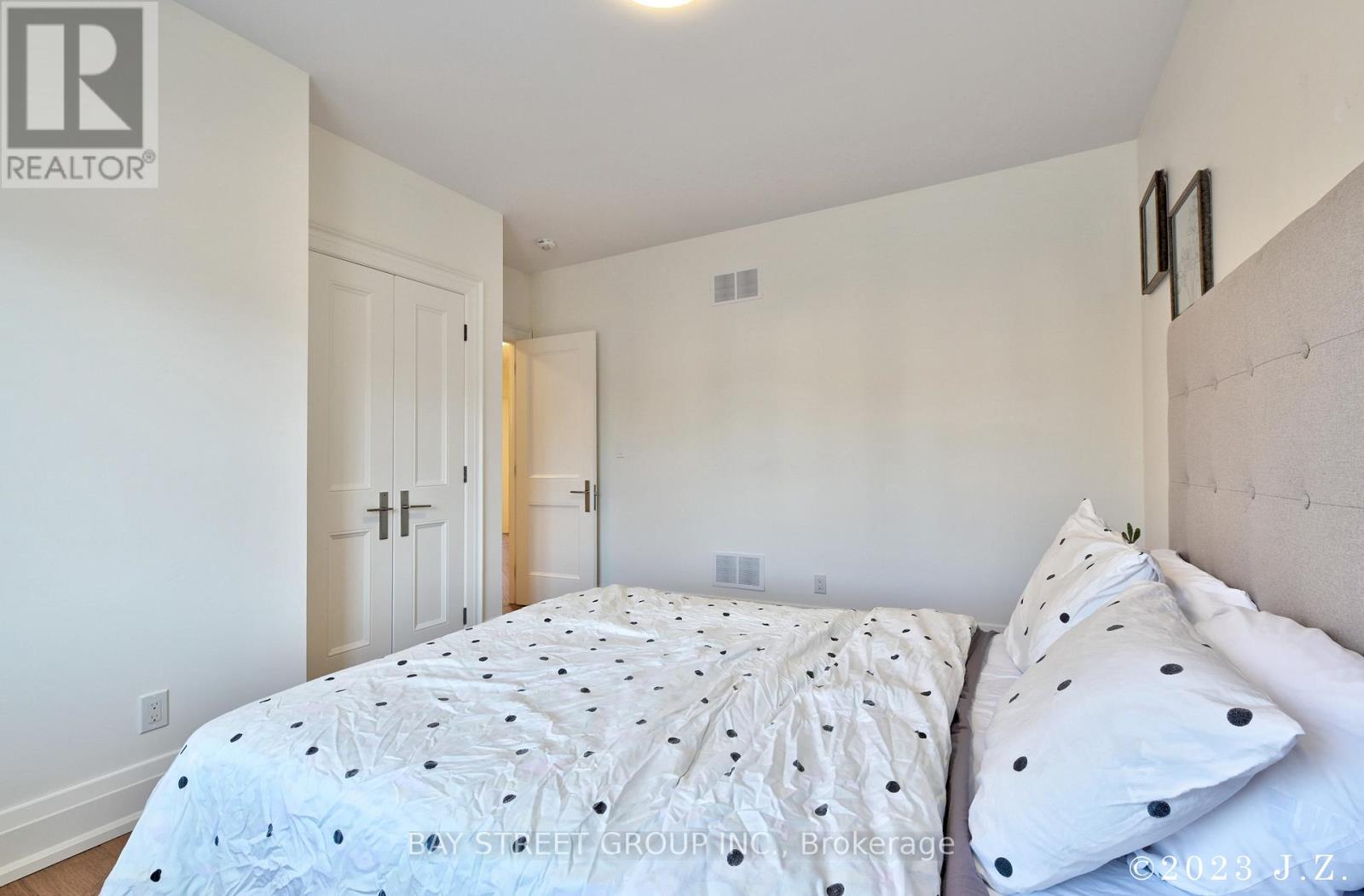 60 Emmett Avenue, Toronto, Ontario  M6M 2E6 - Photo 18 - W12681618