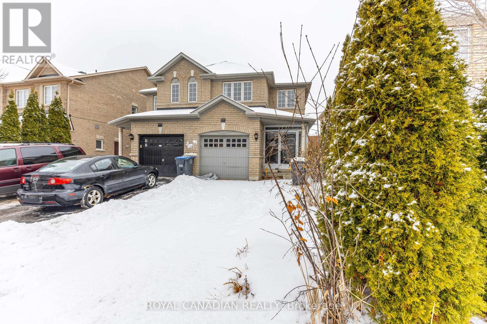 101 Crystalview Crescent, Brampton, Ontario  L6P 2S2 - Photo 3 - W12681624