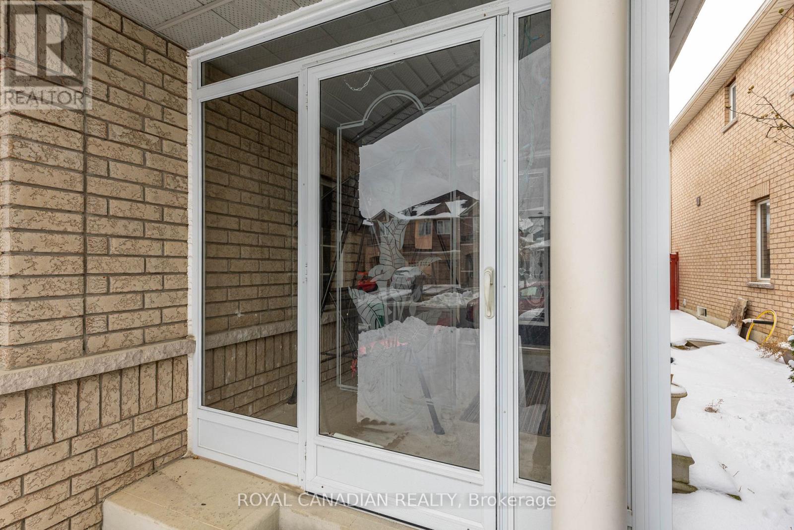 101 Crystalview Crescent, Brampton, Ontario  L6P 2S2 - Photo 4 - W12681624