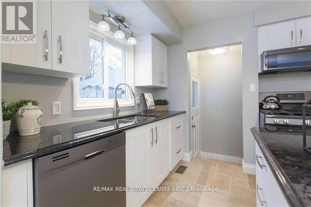 Upper - 119 Alison Avenue, Cambridge, Ontario  N1R 1N5 - Photo 9 - X12681658