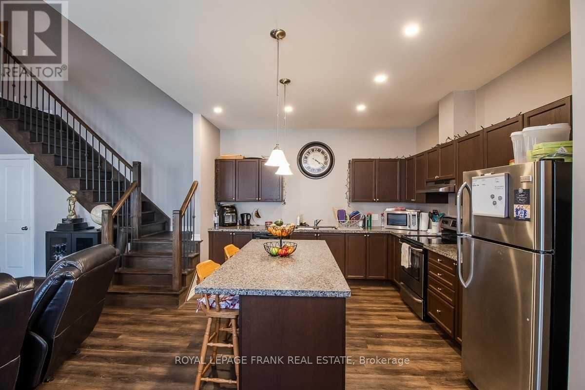 805a Dundas Street W, Whitby, Ontario  L1N 2N6 - Photo 6 - E12681692