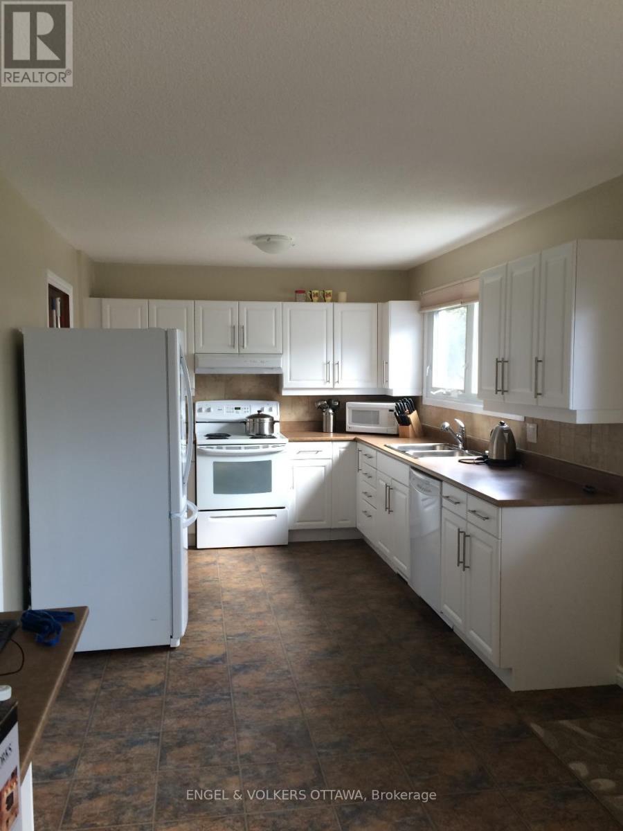 890 Greenbriar Avenue, Ottawa, Ontario  K2C 3L1 - Photo 3 - X12681828