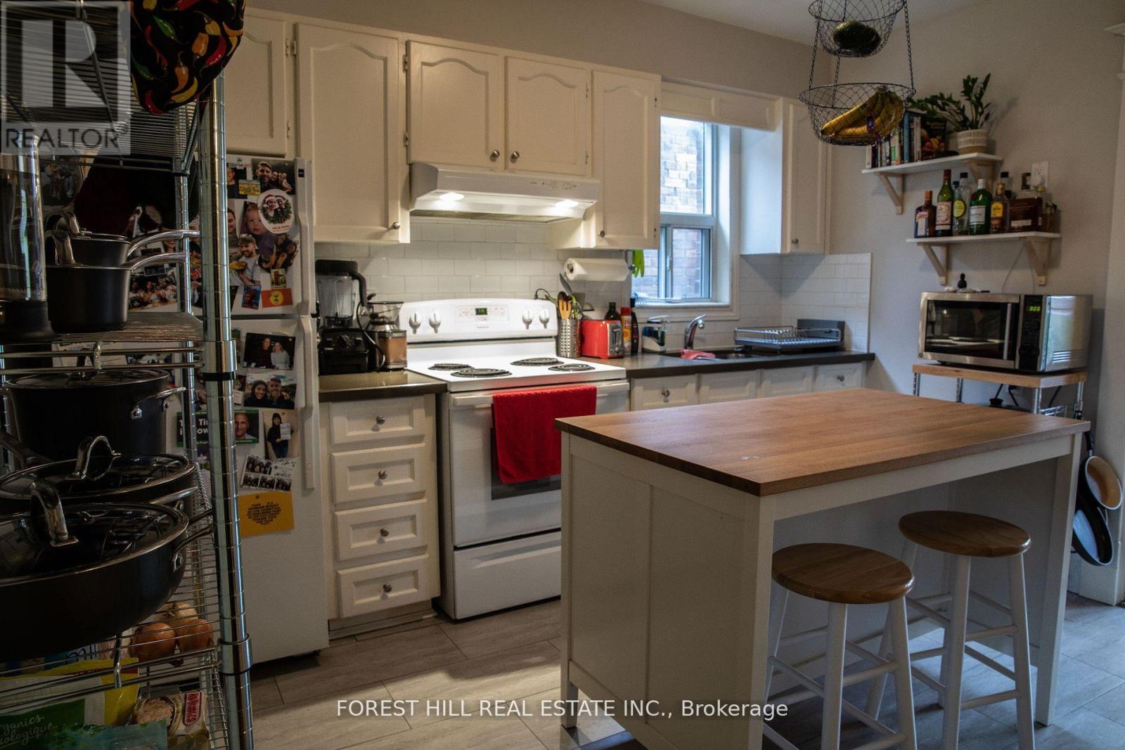 Upper - 338 St Clarens Avenue, Toronto, Ontario  M6H 3W3 - Photo 2 - C12681874