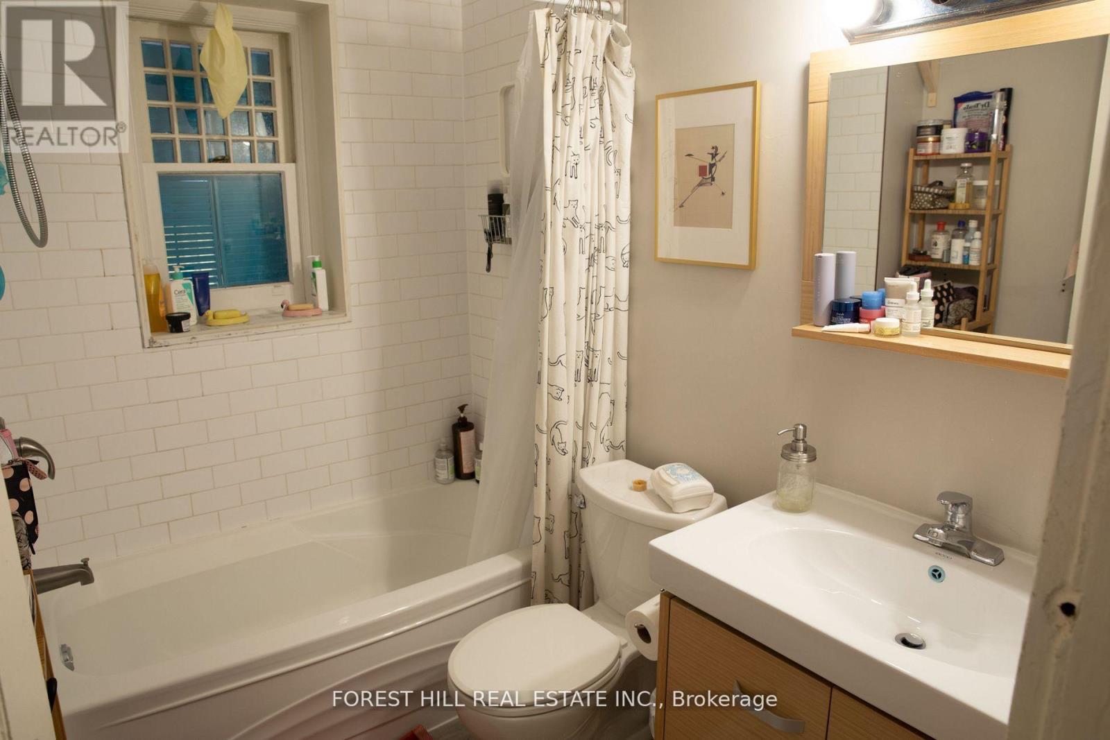 Upper - 338 St Clarens Avenue, Toronto, Ontario  M6H 3W3 - Photo 5 - C12681874