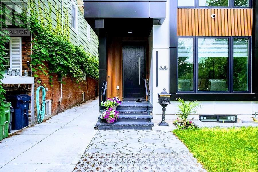 978 Carlaw Avenue, Toronto, Ontario  M4K 3M1 - Photo 4 - E12681800