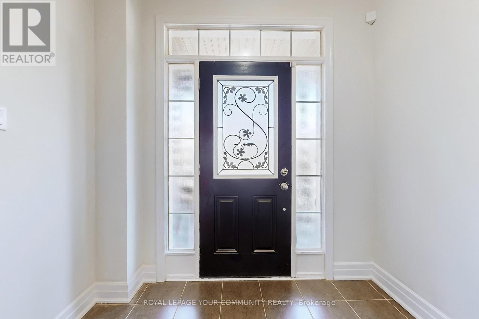 28 Fred Mason Street, Georgina, Ontario  L4P 0B2 - Photo 4 - N12681708