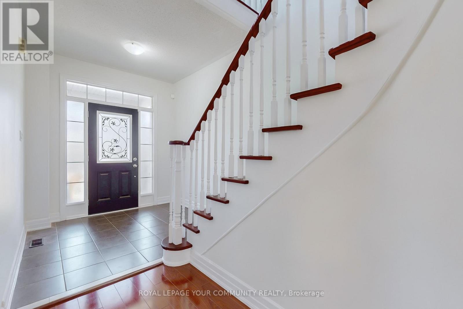 28 Fred Mason Street, Georgina, Ontario  L4P 0B2 - Photo 5 - N12681708