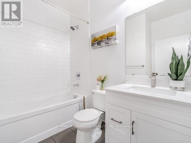 504 - 360 Square One Drive, Mississauga, Ontario  L5B 0G7 - Photo 11 - W12681886