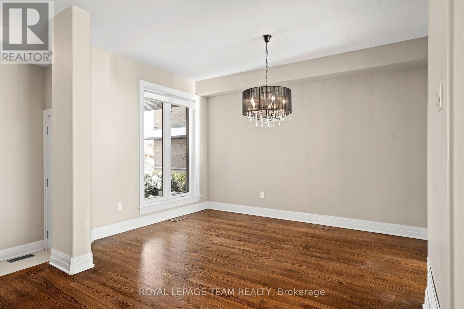 165 Woodhurst Crescent, Ottawa, Ontario  K2S 0T5 - Photo 4 - X12649866