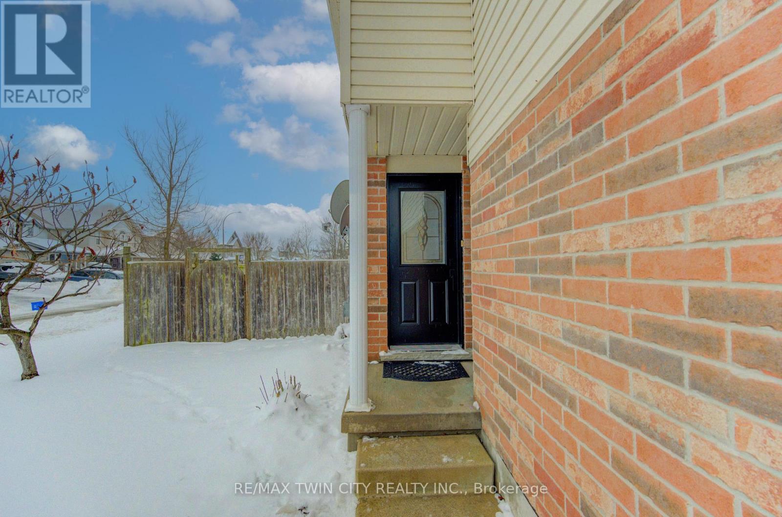 40 Red Clover Crescent S, Kitchener, Ontario  N2E 4G8 - Photo 2 - X12681830