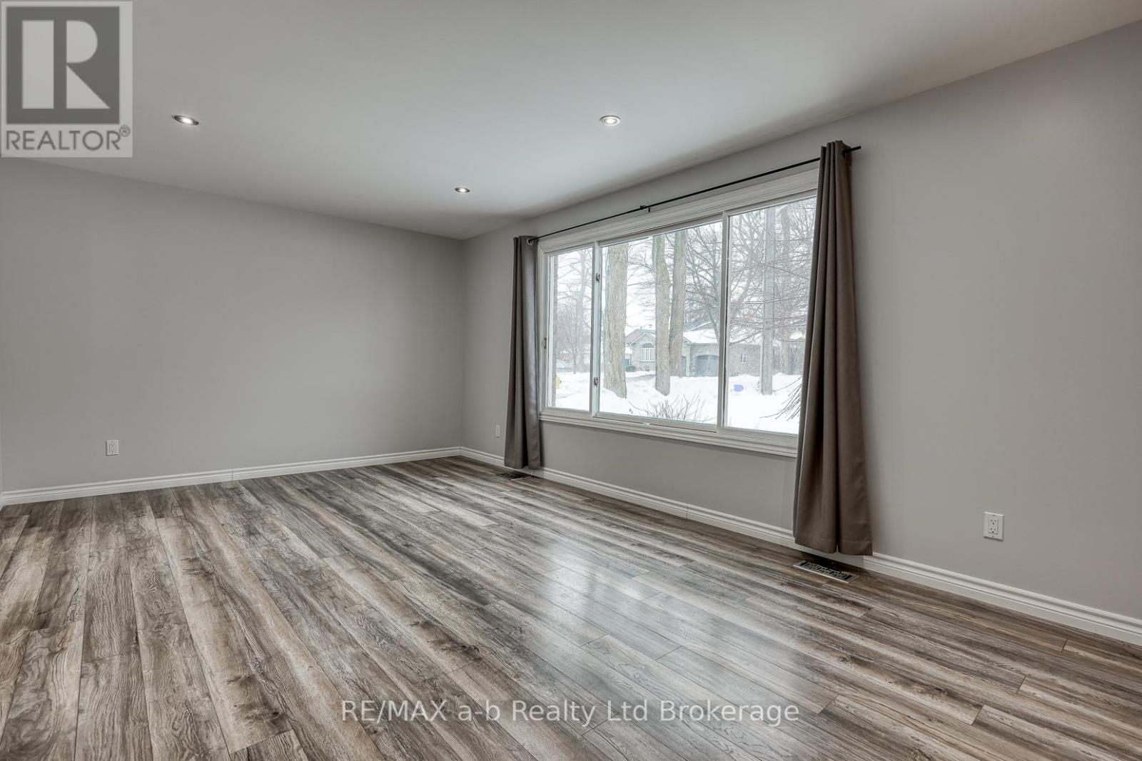 251 King Street E, Ingersoll, Ontario  N5C 1H4 - Photo 15 - X12671774