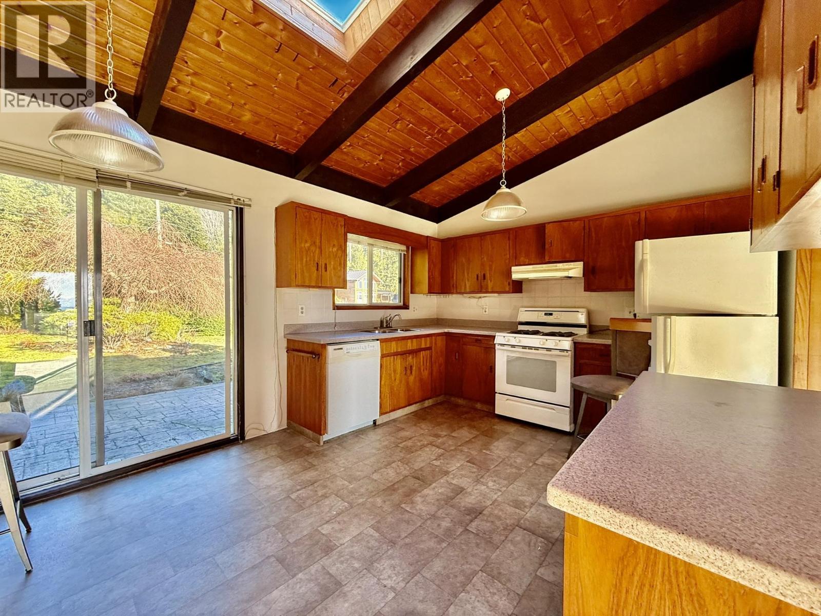 7077 Dale Road, Sechelt, British Columbia V7Z 0N2 - Photo 6 - R3076117