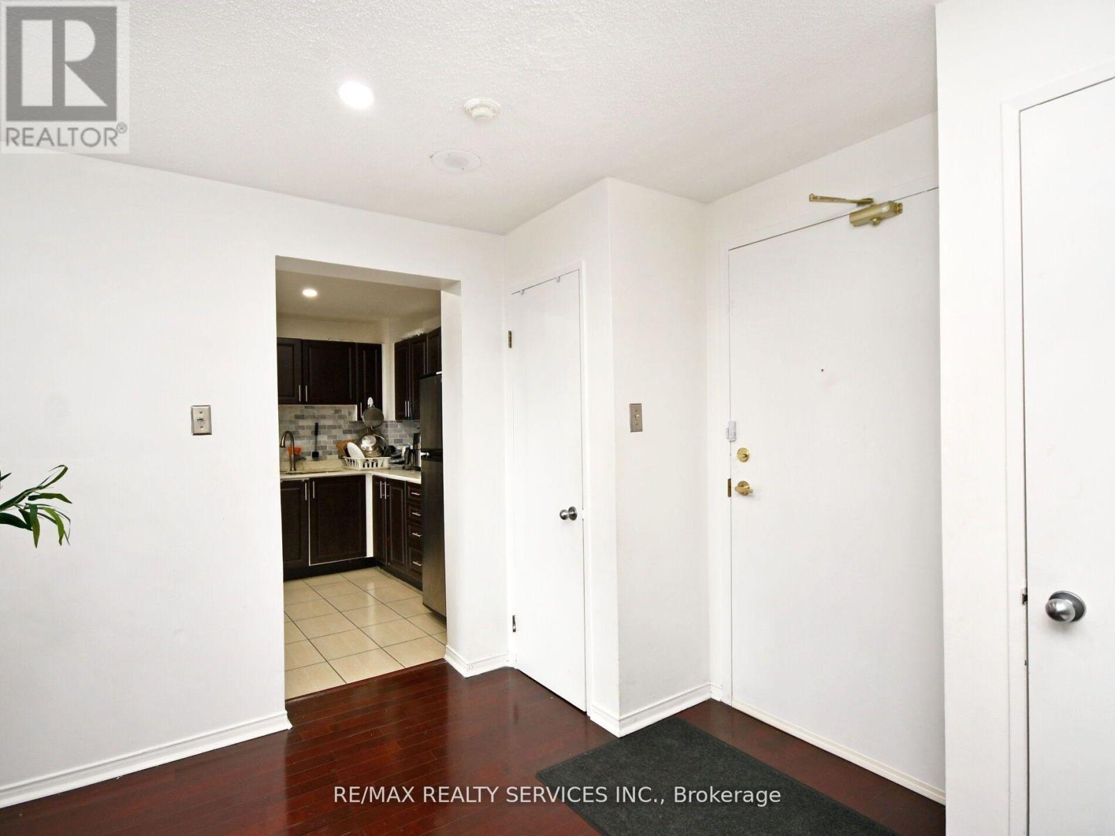 14 - 115 Hillcrest Avenue, Mississauga, Ontario  L5B 3Y9 - Photo 9 - W12681952