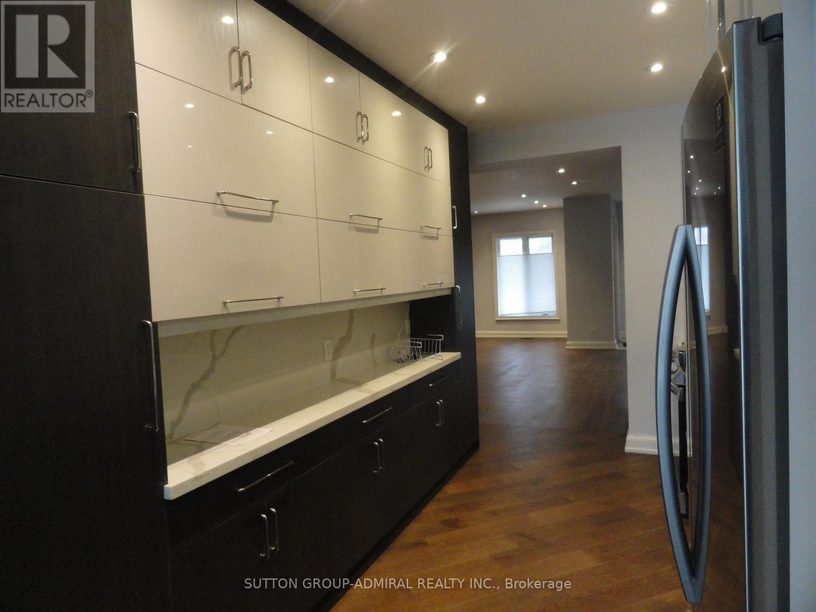 33 Edwin Avenue, Toronto, Ontario  M6P 3Z2 - Photo 10 - W12681984